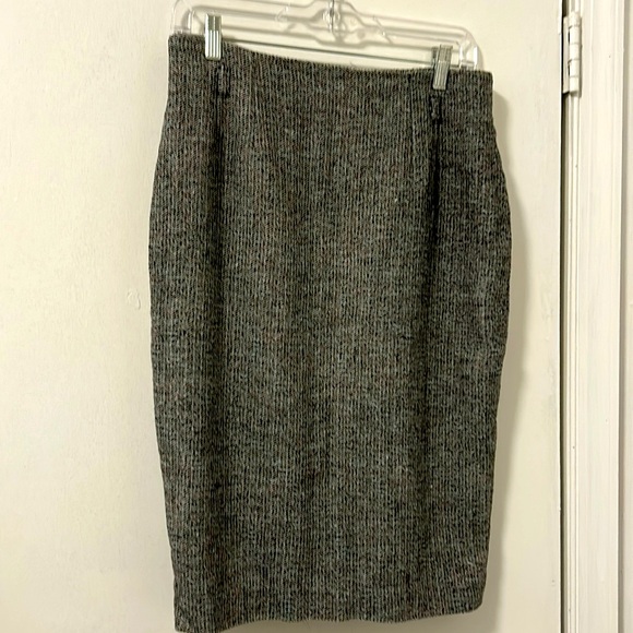 Amanda + Chelsea, beautiful skirt for ladies. It is size 8. Zipper on the back. - Picture 1 of 5